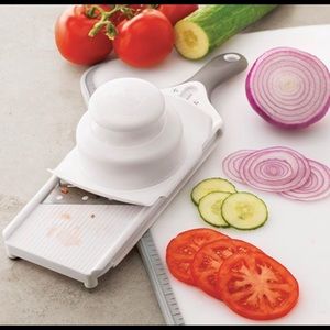 NIB - Pampered Chef Simple Slicer